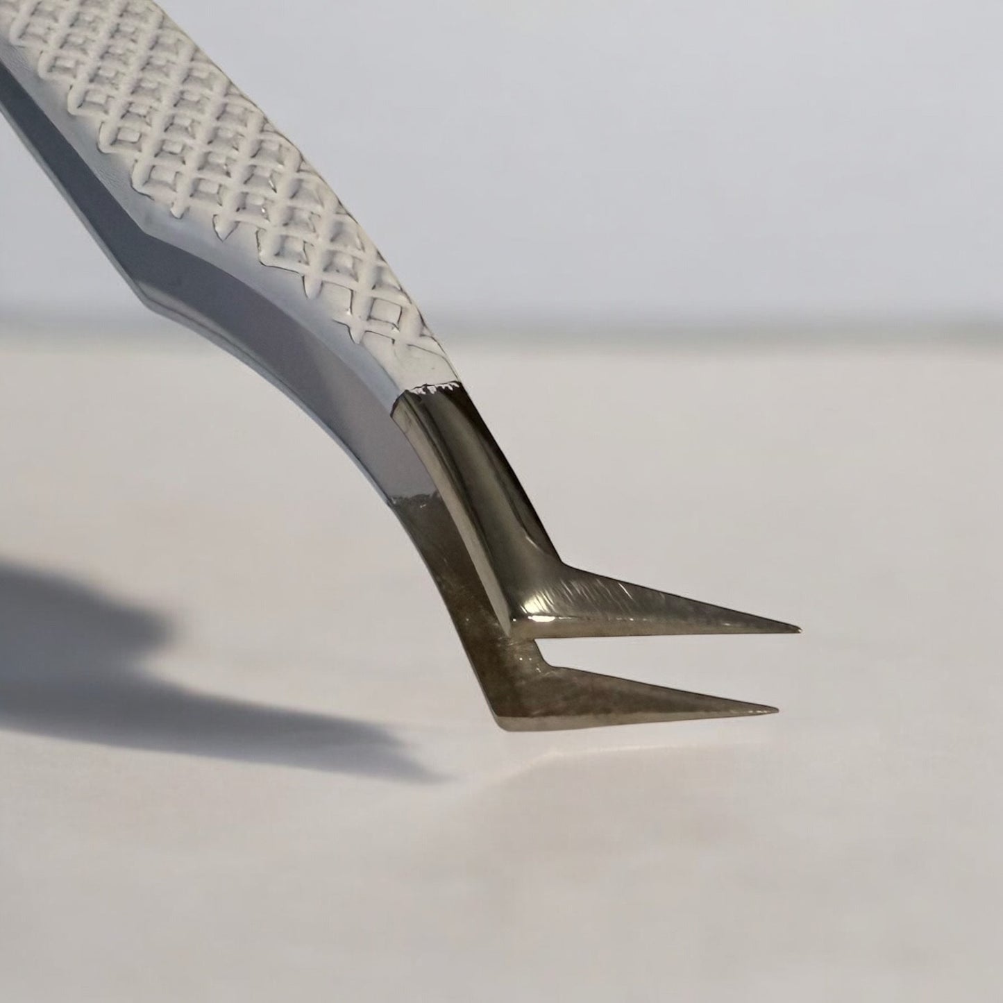 BOOT SHAPE TWEEZER CLOUD DANCER COLLECTION